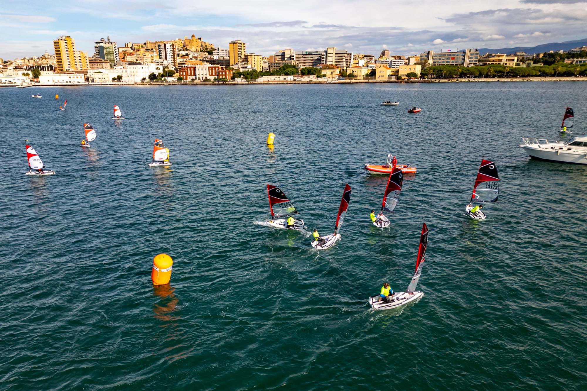 Fabio Serra (Lega Navale Sezione Sulcis) e Svyatoslav Yasnolobov (Club Nautico Rimini) vincono la Coppa dei Campioni OpenSkiff 2024, rispettivamente categoria Under 12 e Under 16